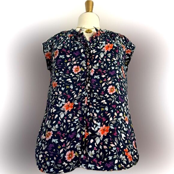 Beautiful Daniel Rainn floral top! - Picture 3 of 12
